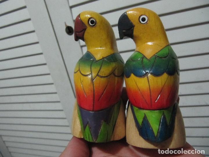Vintage: PAREJA DE LOROS DE MADERA TALLADA PINTADOS A MANO A&Ntilde;OS 70