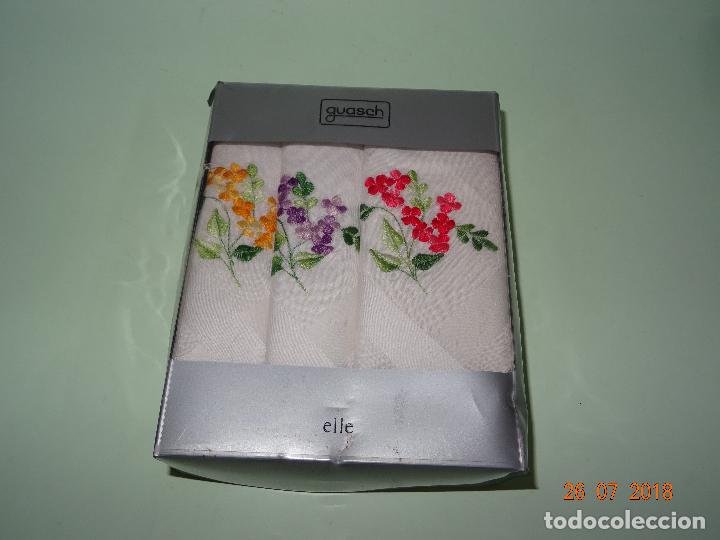 Vintage: Antigua Caja de Pa&ntilde;uelos Bordados de Se&ntilde;ora a Estrenar de la Casa GUASCH Fabricados en Espa&ntilde;a 1970s.