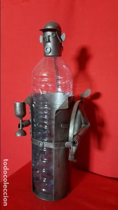 Vintage: JUGADOR DE GOLF / GOLFISTA. Cubrebotellas de metal.