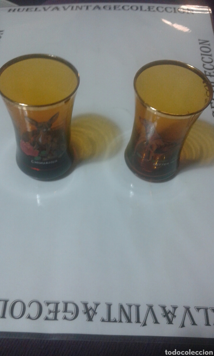Vintage: Vasos color &aacute;mbar con grabados de perro y borde en oro, ( 9 &times; 5'5 cm ).