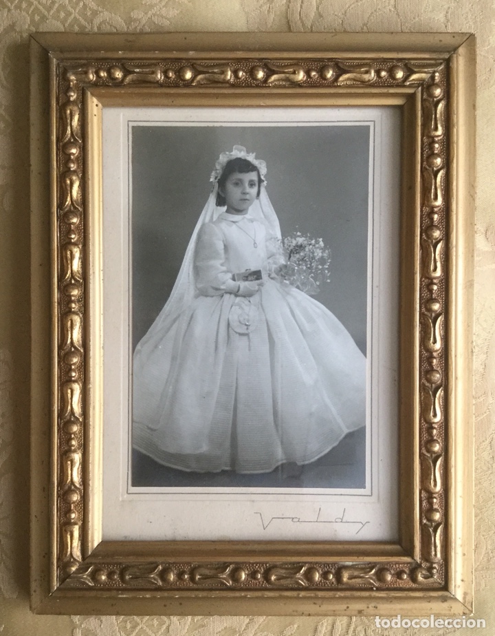 Vintage: MARCO DORADO DE MADERA A&Ntilde;IS 50 CON NI&Ntilde;A DE COMUNI&Oacute;N