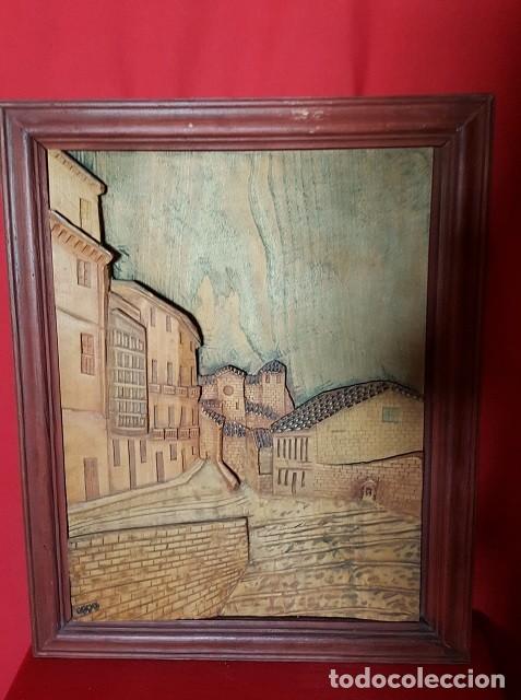 Vintage: Pueblo. Cuadro en madera tallada y pintada. Enmarcado.