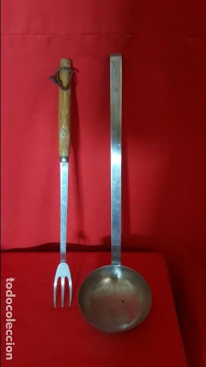 Vintage: Cucharon y tenedor de cocina de acero inoxidable.