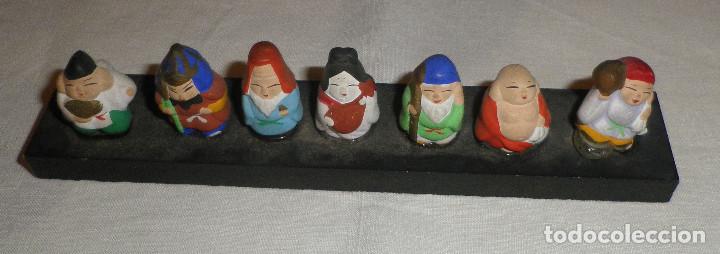 Vintage: 7 sabios japoneses de terracota con base de madera