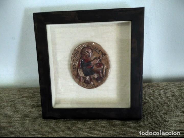 Vintage: pieza de ceramica esmaltada y policromada con figura romanica leon.enmarcada