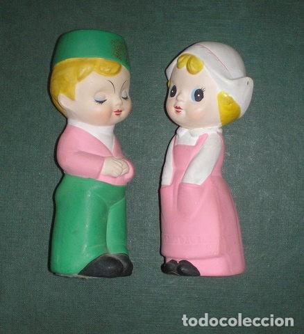 Vintage: Pareja de figuras vintage de cer&aacute;mica con trajes tradicionales holandeses