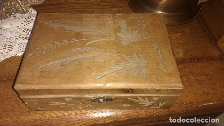 Vintage: caja de madera tallada - Foto 1