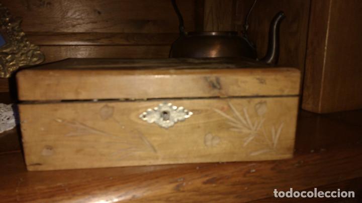 Vintage: caja de madera tallada - Foto 2