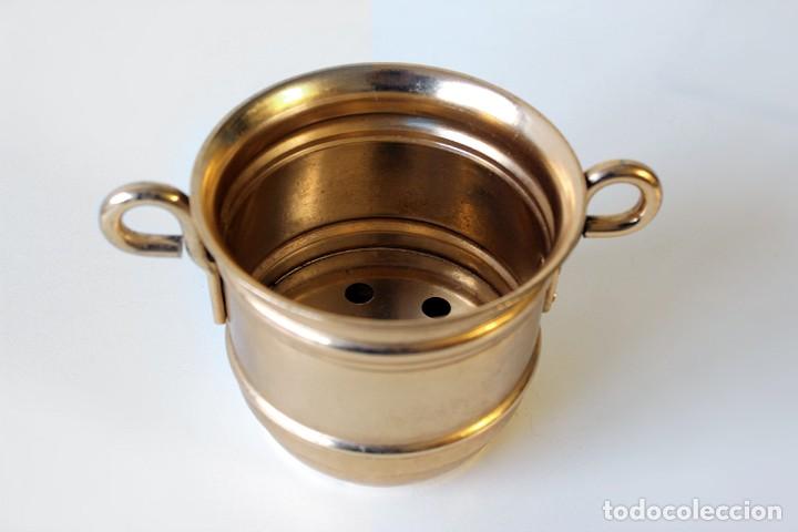 Vintage: Peque&ntilde;a cubitera de aluminio anodizado, color dorado. De dos piezas. Marca Manufacturas de Aluminio.