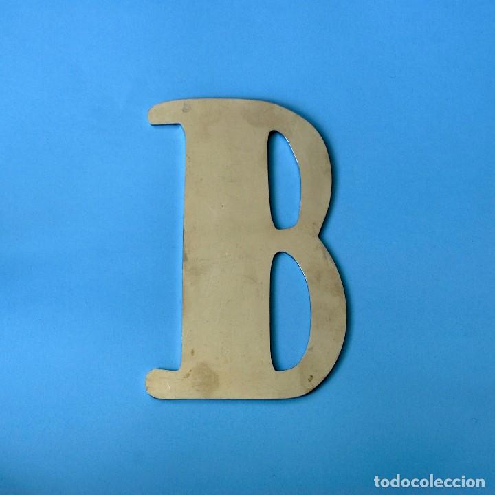 Vintage: Letra B corp&oacute;rea de acero inoxidable. S&oacute;lida y pesada. En buen estado, con se&ntilde;ales de uso. Mide 20 x