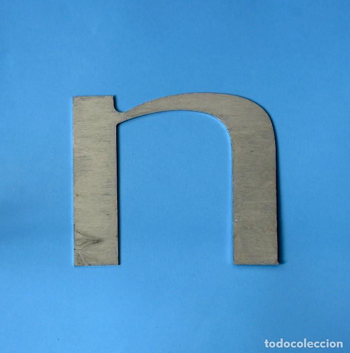 Vintage: Letra N corp&oacute;rea, de aluminio de 2mm de grosor. Mide 17 x 20 cm. En buen estado de conservaci&oacute;n.