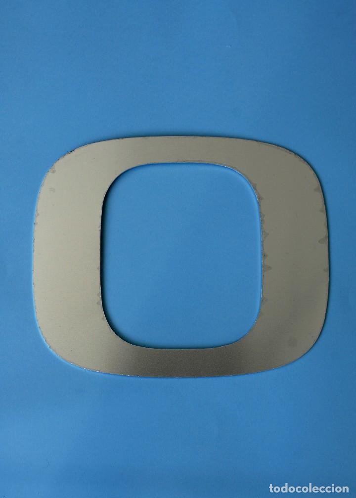 Vintage: Letra O corp&oacute;rea, de aluminio de 2mm de grosor. En buen estado. Mide 25 x 30,5 cm Quality Bananas