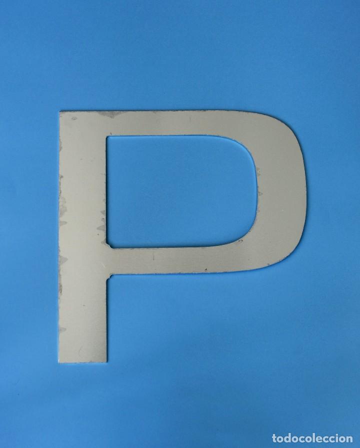 Vintage: Letra P corp&oacute;rea, de aluminio de 2mm de grosor. En buen estado. Mide 28,4 x 27,8 cm.  Dise&ntilde;o.