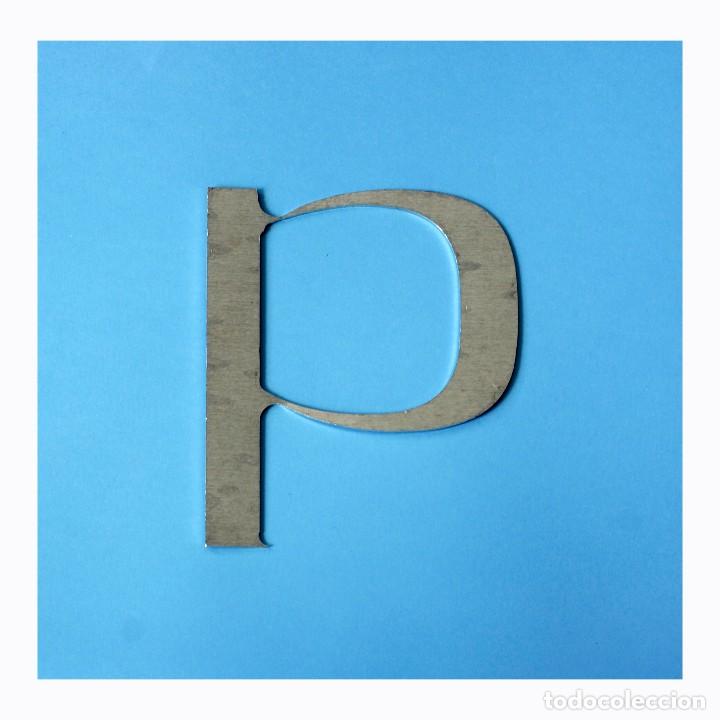 Vintage: Letra P corp&oacute;rea, de aluminio de 2mm de grosor. Mide 14 x 17 cm. En buen estado, con se&ntilde;ales de uso.