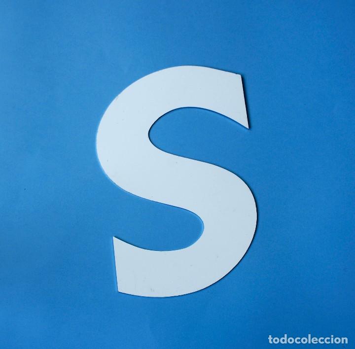 Vintage: Letra S corp&oacute;rea. De aluminio, pintada de blanco. Mide 30 x 18 cm. En estado normal.