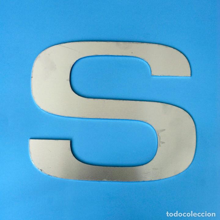 Vintage: Letra S corp&oacute;rea, de aluminio de 2mm de grosor. En buen estado, con se&ntilde;ales de uso, como puede verse