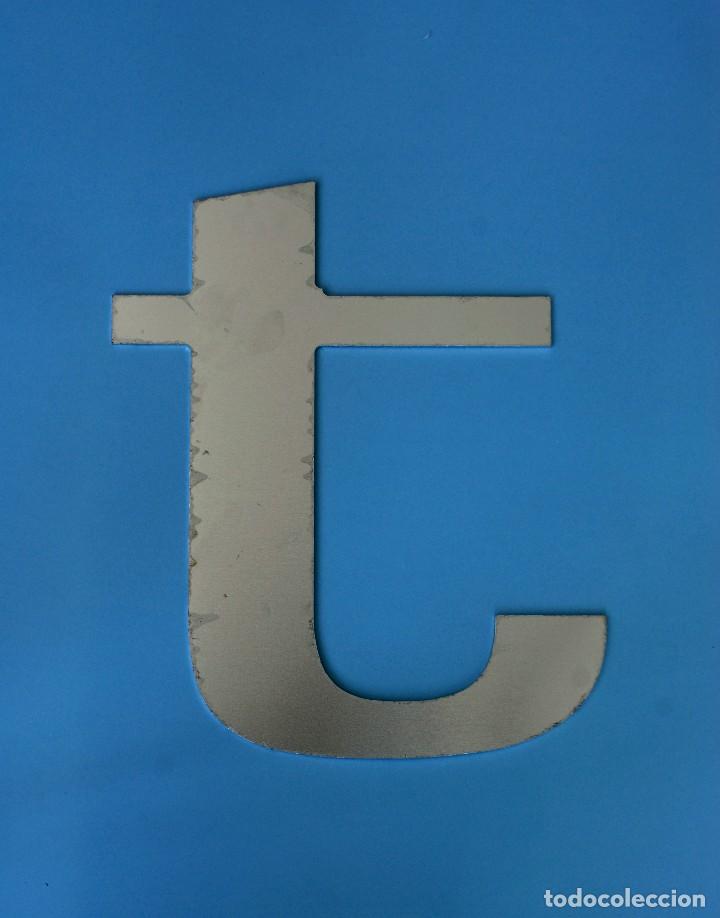 Vintage: Letra T corp&oacute;rea, de aluminio de 2mm de grosor. En buen estado. Mide 31 x 27 cm. Acabado r&uacute;stico.