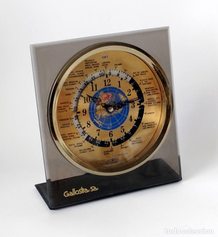 Vintage: Reloj vintage de mesa, de metacrilato, pl&aacute;stico y metal. Marca Sextant. Hora mundial. No funciona