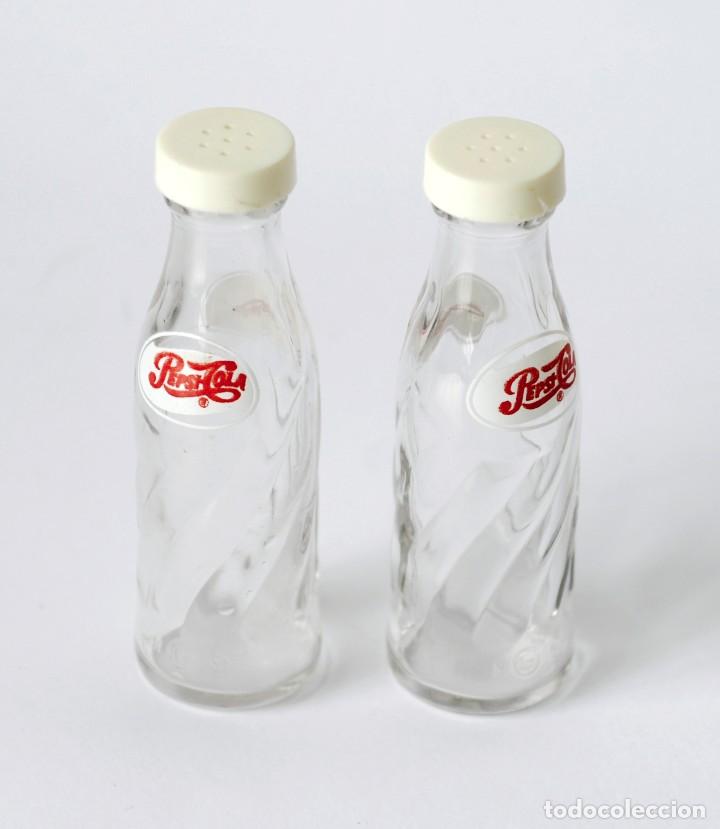 Vintage: 2 saleros o pimenteros con forma de botellines de Pepsi Cola. Originales, a&ntilde;os 60 - 70. Miden 11 cm