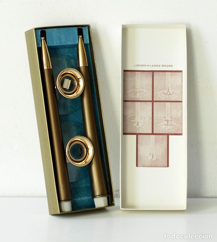 Vintage: Juego de dos velas eternas de metal marrones con detalle dorado Marca Amber Glo Quintet Made in USA.