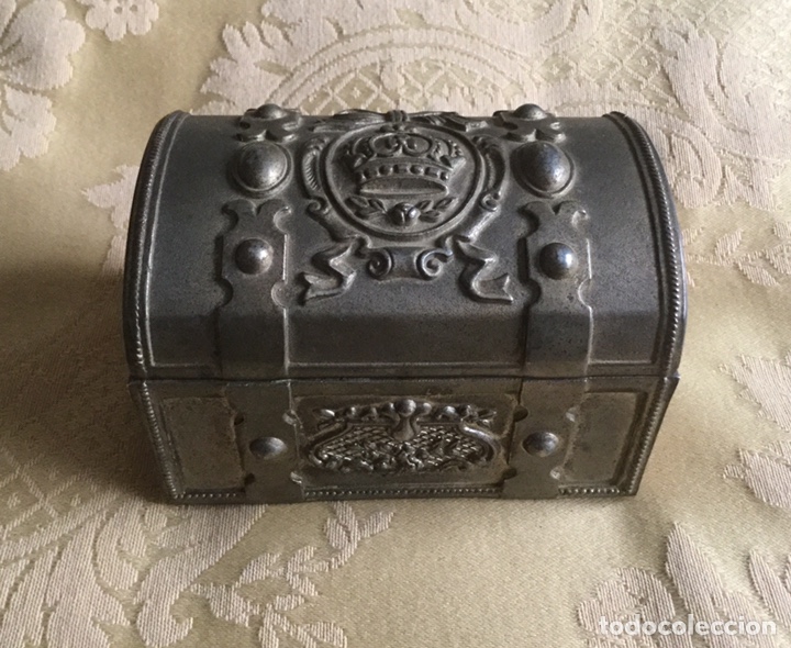 Vintage: ANTIGUA CAJA DE METAL CON FORMA DE BA&Uacute;L