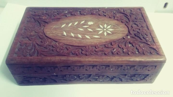 Vintage: Caja de madera labrada con incrustacion - Foto 2