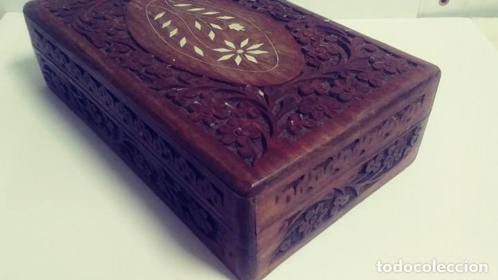 Vintage: Caja de madera labrada con incrustacion - Foto 3