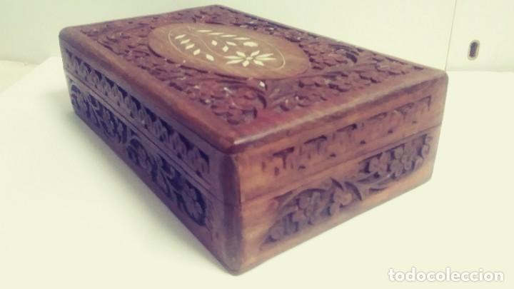 Vintage: Caja de madera labrada con incrustacion - Foto 4