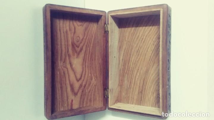 Vintage: Caja de madera labrada con incrustacion - Foto 5