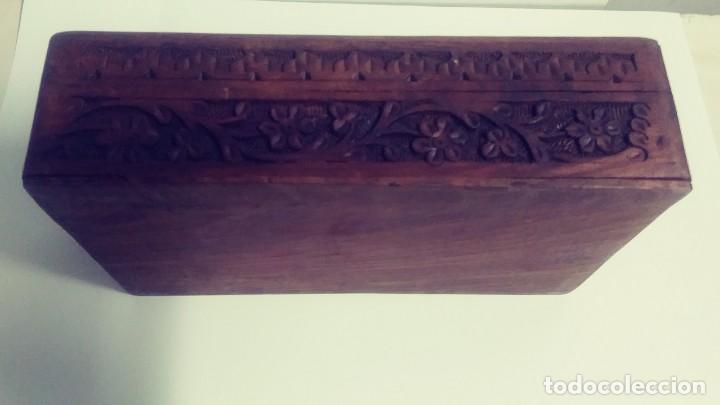 Vintage: Caja de madera labrada con incrustacion - Foto 6