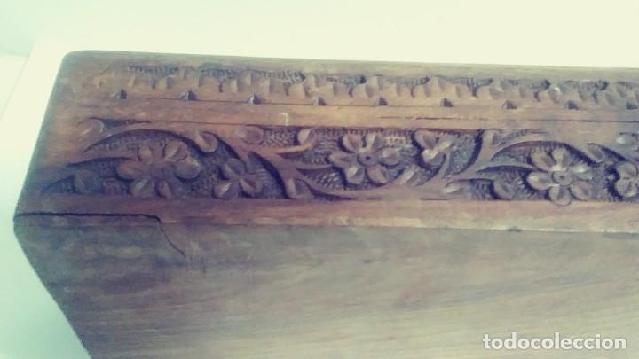 Vintage: Caja de madera labrada con incrustacion - Foto 7