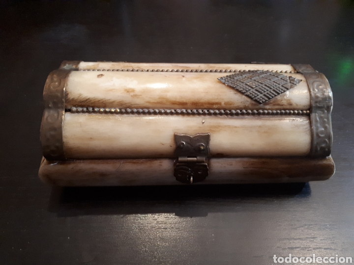 Vintage: Antiguo caja joyero en hueso y metal, forrada, hecho a mano