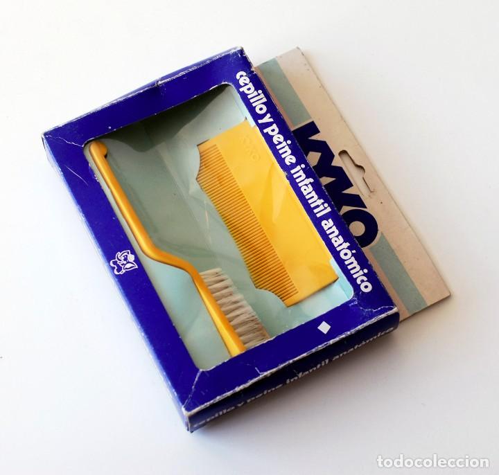 Vintage: Antiguo juego de cepillo y peine infantil anat&oacute;mico, KYKO, Made in Spain. Nuevos, en su caja