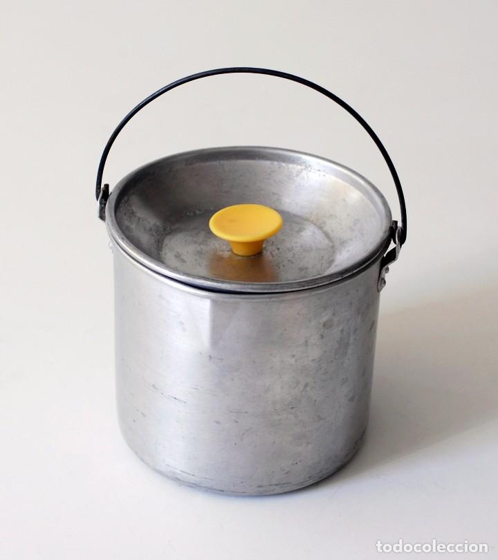 Vintage: Jarro vintage de aluminio, con tapa y pico vertedor. Made in Japan. Bote de metal