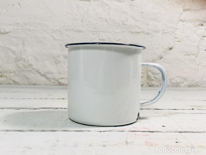 Vintage: TAZA DE METAL ESMALTADA BLANCA VASO DE CHAPA ESMALTE PORCELANICO CON MANGO