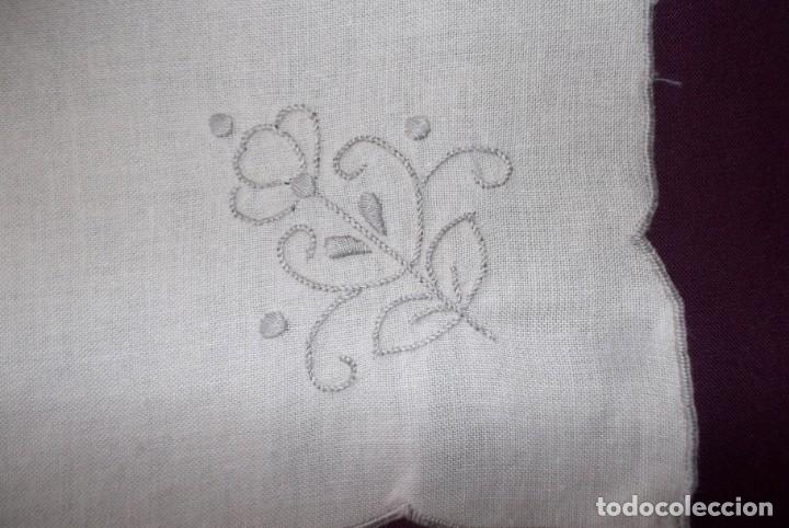 Vintage: SERVILLETA BORDADA A MANO EN COLOR GRIS - Foto 2