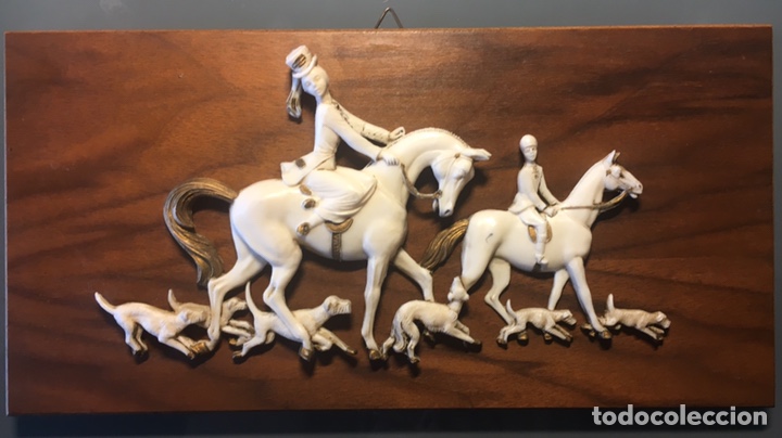 Vintage: CUADRO CON RELIEVE ESCENA JINETES Y PERROS - Foto 1