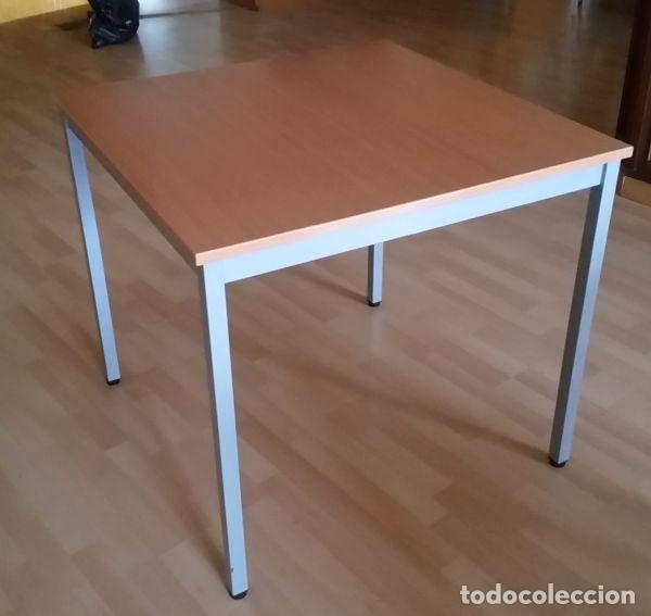 Vintage: Mesa Cad&iacute; apilable. Estructura gris plata y tablero