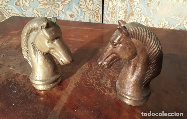 Vintage: PAREJA DE CABEZAS DE CABALLO EN BRONCE - Foto 1