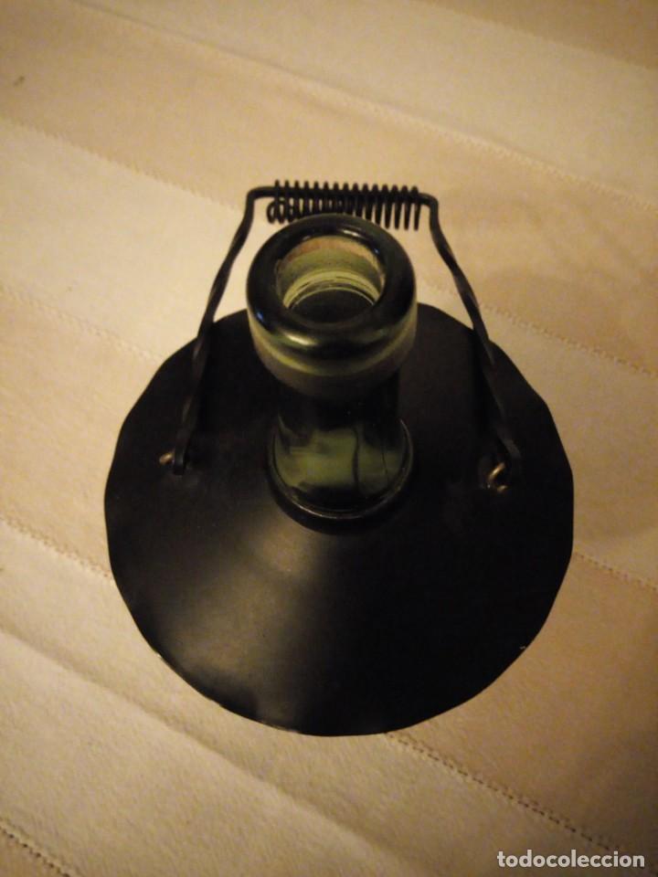 Vintage: Original botella en forma de farol.metal y cristal - Foto 4