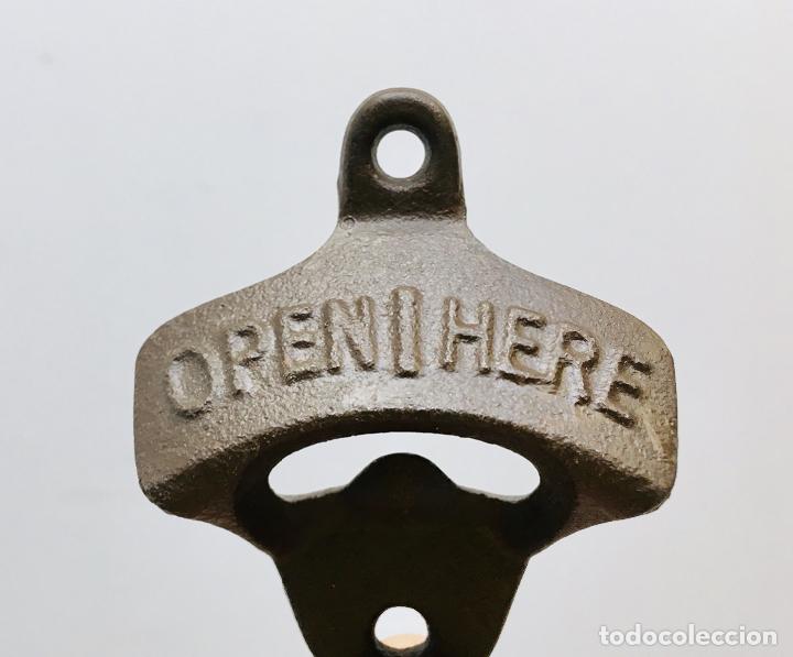 Vintage: ABRIDOR DE BOTELLAS DE CERVEZA O COCACOLA ABREBOTELLAS DE HIERRO FUNDIDO ABRE CHAPAS OPEN HERE