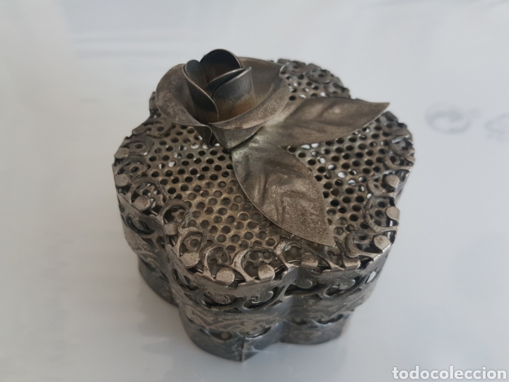 Vintage: Caja met&aacute;lica con flor - Foto 1
