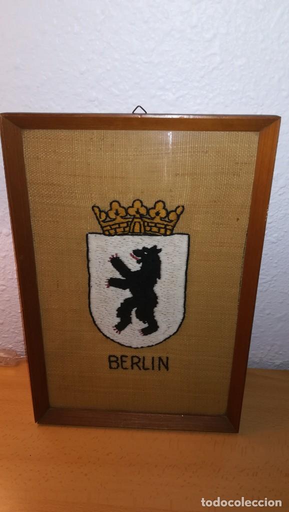 Vintage: CUADRO CON ESCUDO DE BERLIN, BORDADO O PUNTO SOBRE TELA, A&Ntilde;OS 70