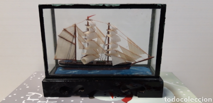Vintage: Antigua maqueta de barco en urna de cristal chino
