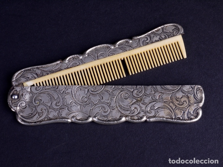 Vintage: PEINE EN FUNDA DE METAL BAJORRELIEVE PLEGABLE