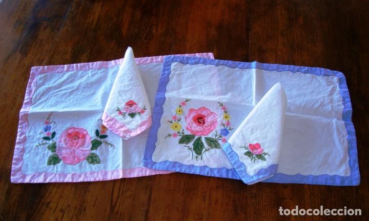 Vintage: MANTELES TU Y YO EN AZUL Y ROSA CON SUS SERVILLETAS A JUEGO.