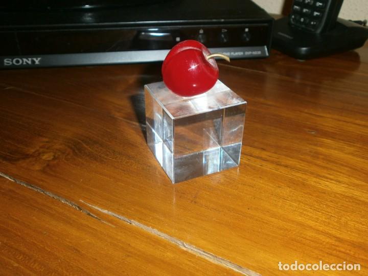 Vintage: Decorativa cereza de cristal rojo sobre peana cristal incoloro medida total 7 X 4 cm.