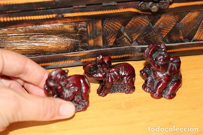 Vintage: TRES FIGURAS VINTAGE DE ELEFANTES CHINOS DE LA SUERTE LACADOS SIMIL PIEDRA ROJA