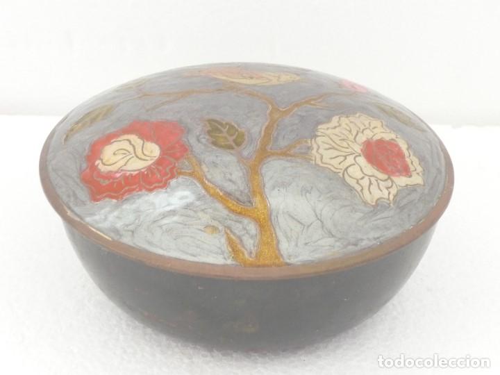 Vintage: CUENCO DE BRONCE   CON TAPA LABRADA PINTADA A MANO. 14X6CM.
