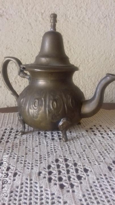 Vintage: Original tetera arabe en metal dorado. Con sello en la base. 15 &euro;